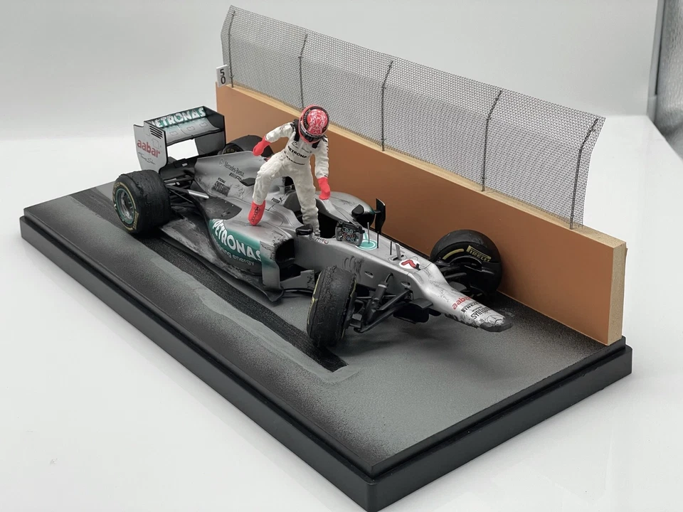 1:18 Schumacher Mercedes GP W03 Singapore Crash, limitiert, mit Zertifikat - Bild 2 von 4