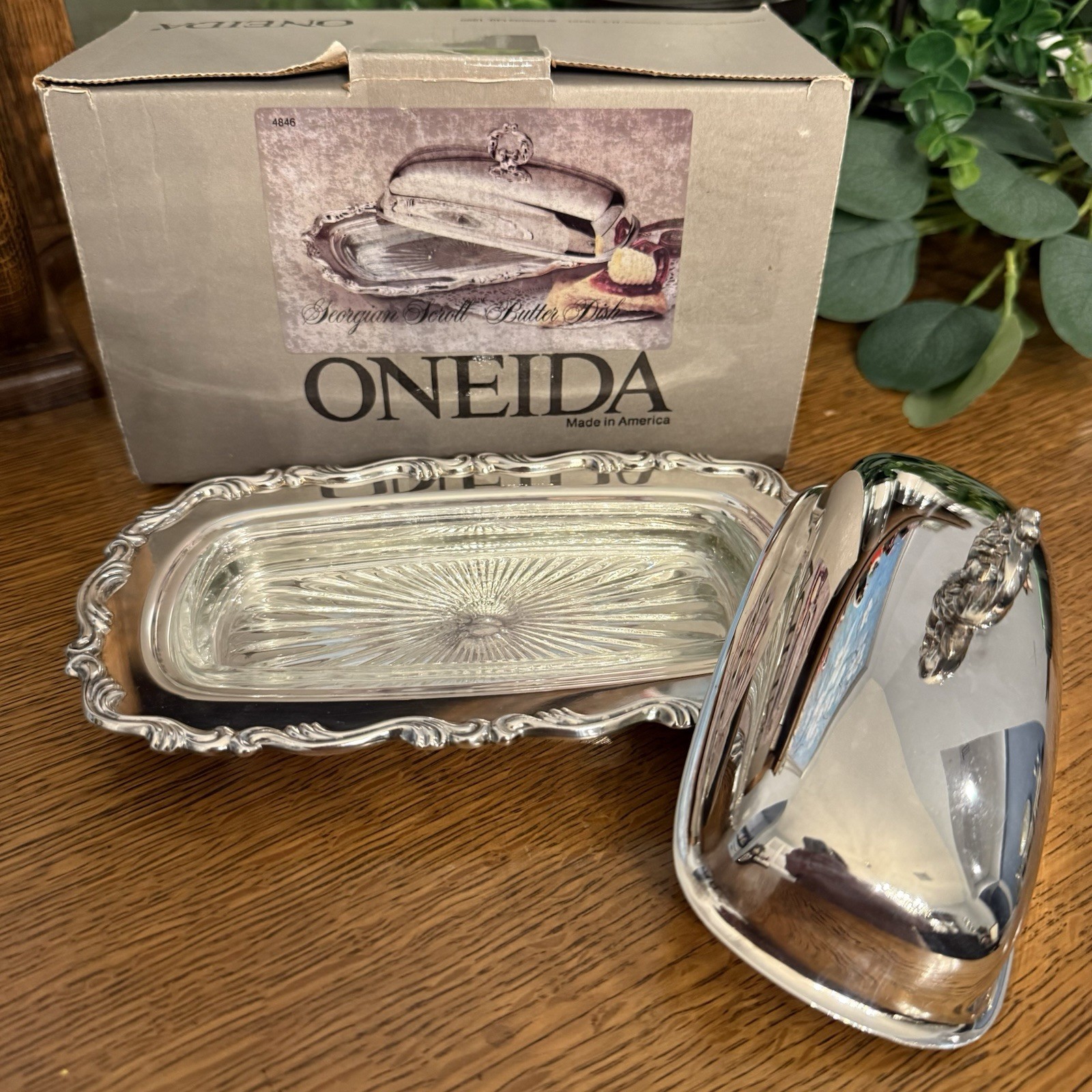 Oneida Georgian Scroll Silverplate Covered Butter Dish 8” w/ Glass Insert Box