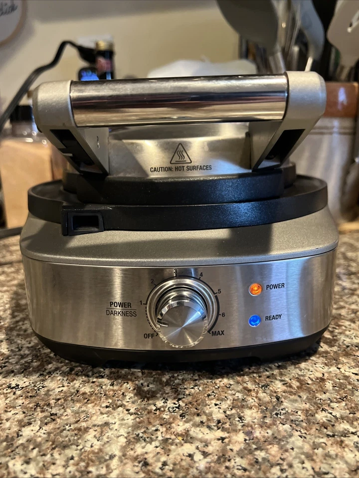 Breville® 4-Slice No-Mess™ Classic Round Waffle Maker - BWM520XL - 900 Watts - Image 4 of 4