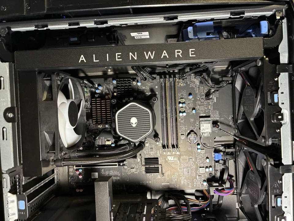 Funda Alienware Aurora R14 Barebones + AMD Mobo + PSU + RAM + SSD + AIO + Ventiladores Foto 3 de 4
