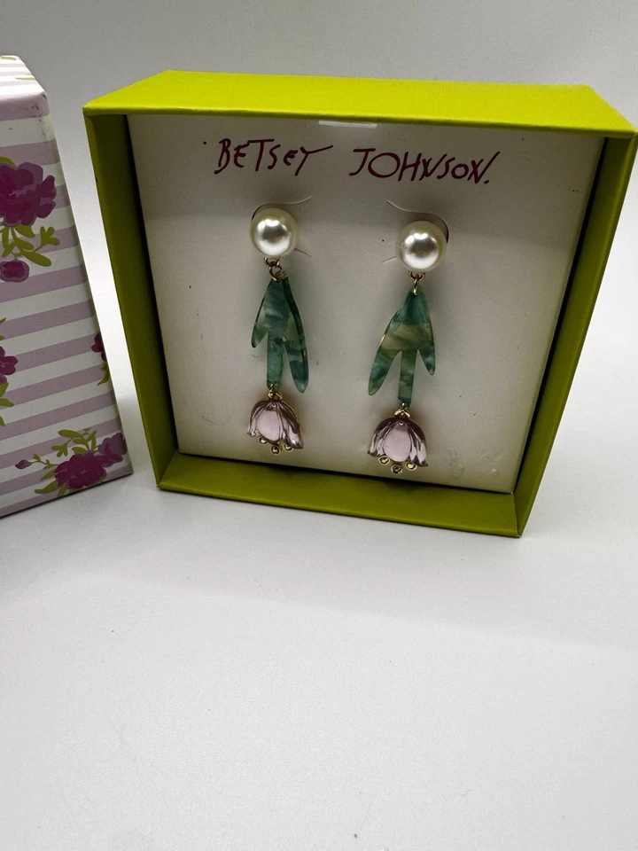 Pendientes colgantes florales Betsey Johnson perla verde rosa flor colgante caja nueva con etiquetas Foto 2 de 4
