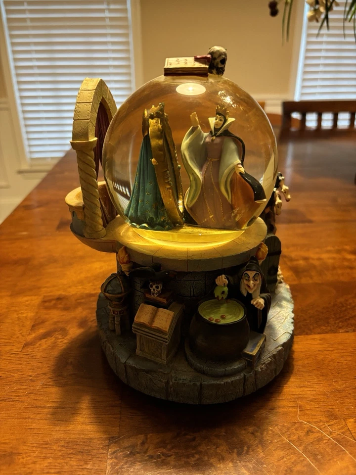 Disney Blancanieves Villano Globo de Nieve Reina Malvada Espejo Mágico Luces Sonidos Usado en Excelente Condición Foto 4 de 4