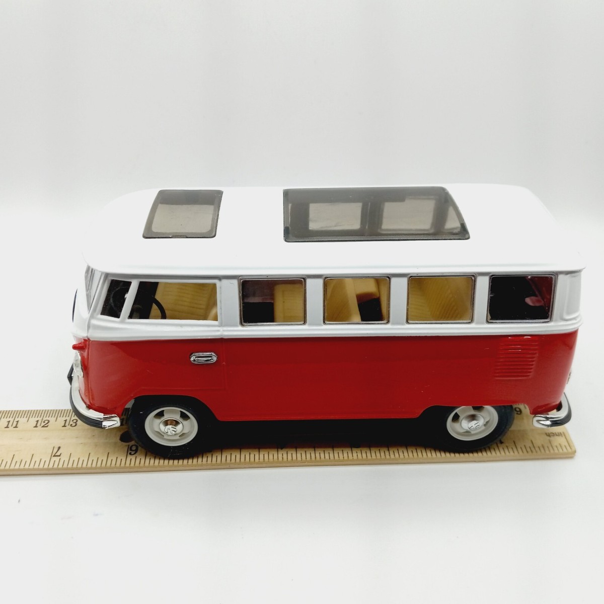 1962 Volkswagen Red VW Microbus 1:24 Scale Model Diecast