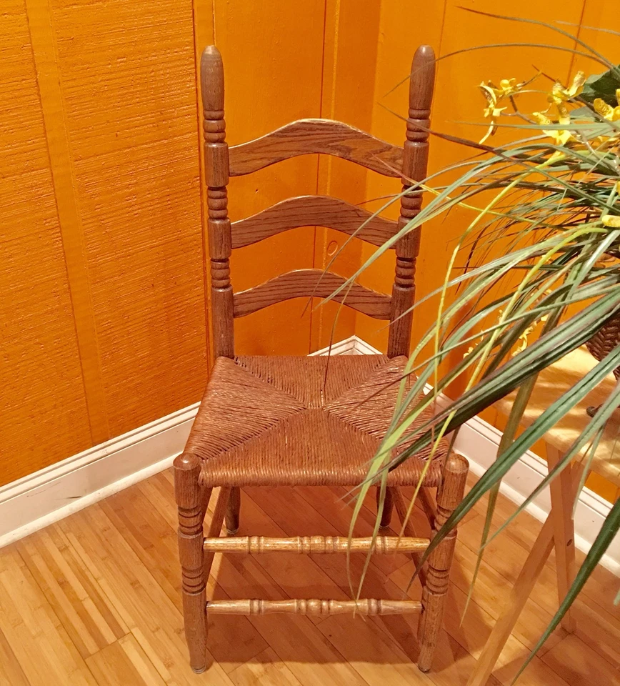 Hermoso juego de sillas antiguas vintage de campo francesas con respaldo de escalera asiento apresurado Foto 2 de 4