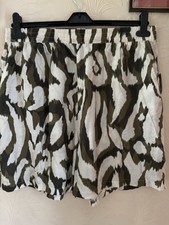 Ladies Shorts Size 18 Louise Redknap Range Green Patterned