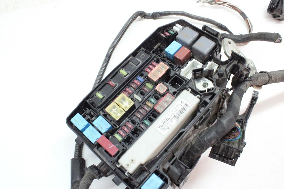 Toyota Prius 2014 caja de conexiones de fusibles de motor OEM 12 13 14 15 Foto 3 de 4