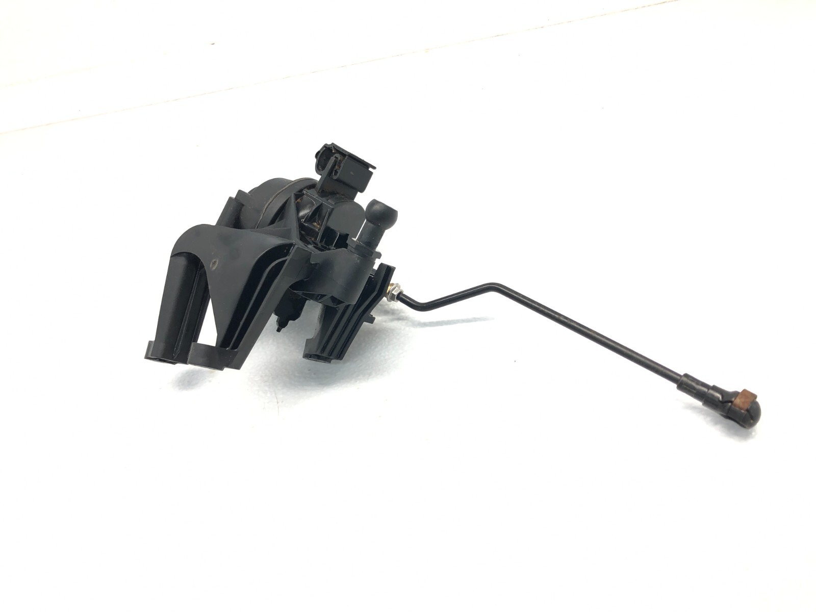 2014-2018 BENTLEY FLYING SPUR V8 FRONT RIGHT TURBOCHARGER VACUUM ACTUATOR VALVE