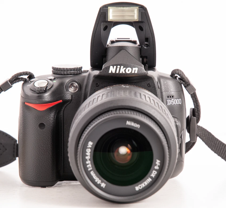 Nikon D5000 12.3MP *Exc+ *Low Shutter w/ 18-55mm VR Lens Digital SLR Camera - image 2 of 4