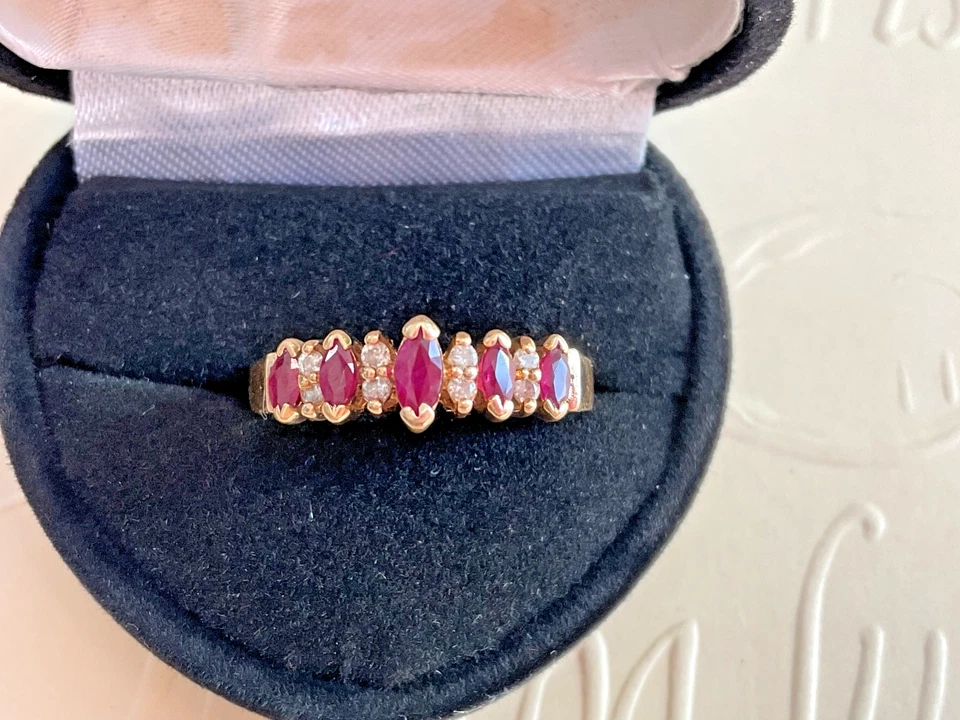 Nuevo anillo de oro amarillo de 10 quilates con rubí y diamantes talla 9 Foto 2 de 4