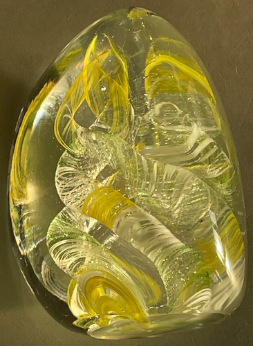 VTG Triangle Studio Art Glass Paperweight Yellow Green White Swirls Bubbles 4" - Picture 9 of 12