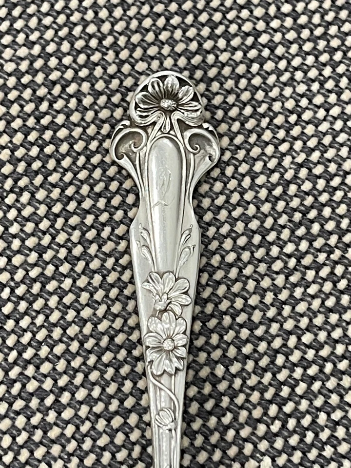 Antiguo tenedor para servir sardina pequeño patrón margarita de plata esterlina R Blackinton Foto 2 de 4