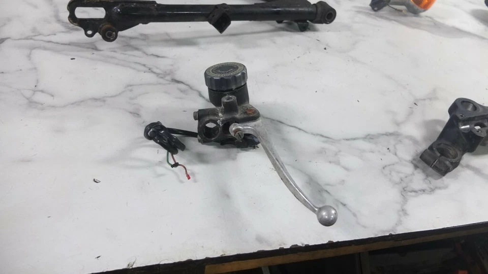 76 Yamaha RD200 RD 200 C Freno delantero eléctrico cilindro maestro palanca percha Foto 2 de 4