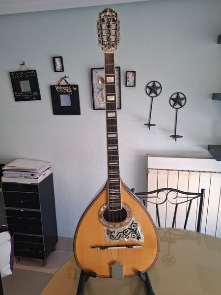 Bouzouki artesanal.  Fabricado por un reconocido luthier