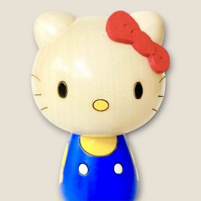 Hello Kitty Sanrio × Usaburo Kokeshi japanische Holzpuppe 3,1 in Handarbeit m...