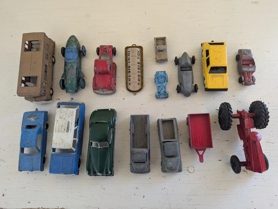VINTAGE Lot of 16 TOOTSIETOY Cars, Hotrods, Race cars, Trucks and Tractor. - Image 2 of 4