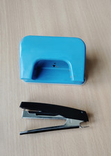 Praktisches B&uuml;ro-Set: Stabiler Locher (Blau) & Tacker / Heftger&auml;t (Schwarz)