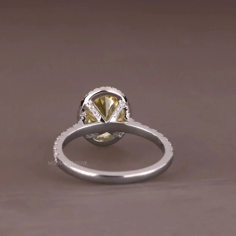 Alianza ovalada de diamantes y zafiros amarillos naturales ovalados de 2,30 quilates de oro blanco de 14 quilates Foto 2 de 4