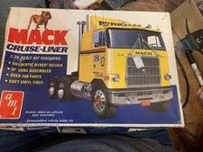 AMT Mack Cruise- Liner 1/25  Model Kit Semi Truck Open Box Parts Sealed