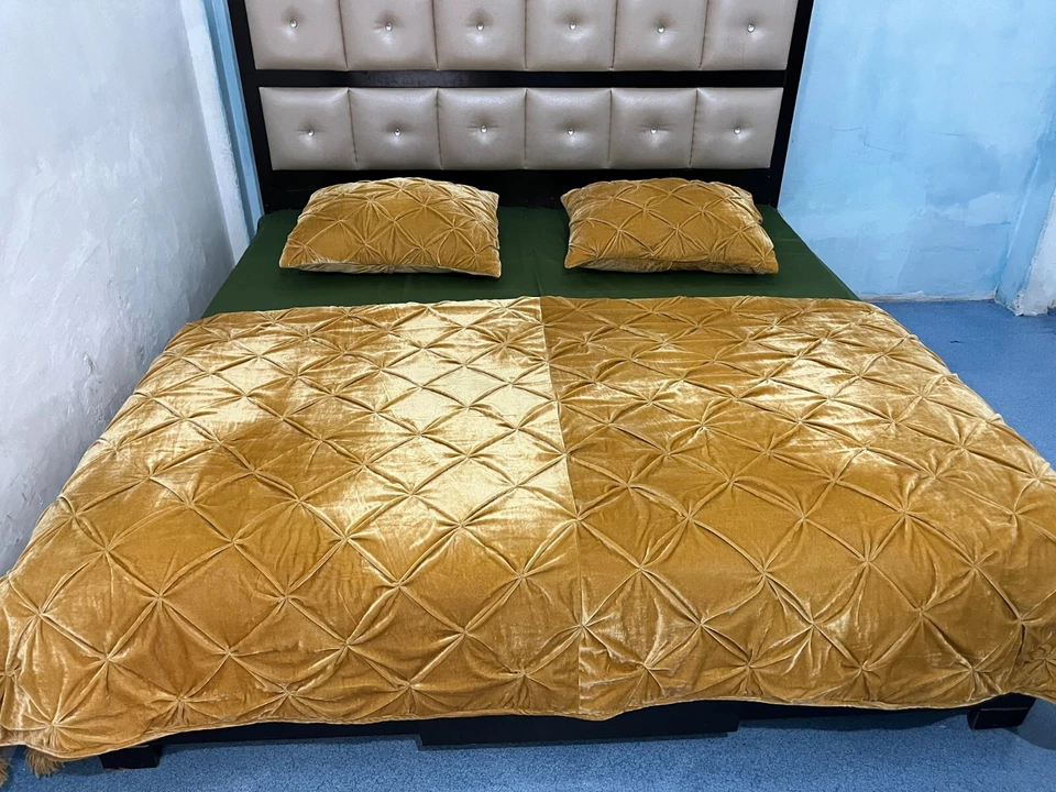 Edredón cálido de terciopelo amarillo ligero hecho a mano, juego de edredón estampado liso Foto 2 de 4