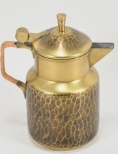 Fischer mosiężny dzbanek udar młotkowy | lata 50. 60. | 16cm | uchwyt rattanowy