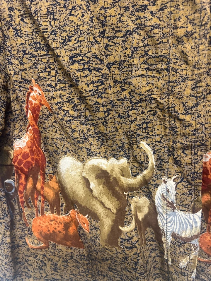 Camisa corta vintage con botones de abeja Robbie con estampado de animales de safari Foto 3 de 4
