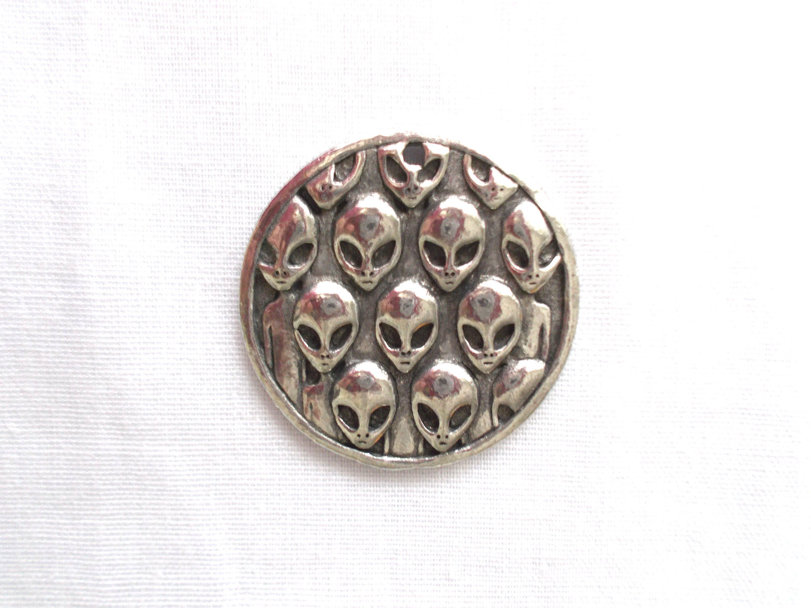 ALIENS GREY ALIEN VISITOR DISC ROUND SHAPE USA CAST PEWTER PENDANT ADJ ...
