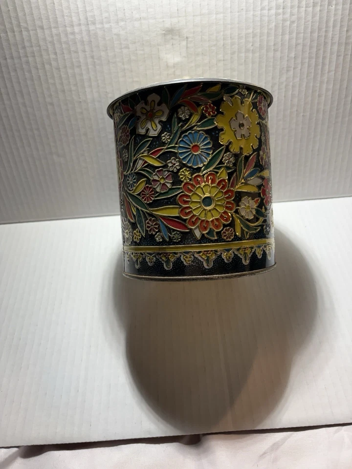 Contenedor de lata redondo floral vintage de Candy - Hecho en Inglaterra Foto 3 de 4