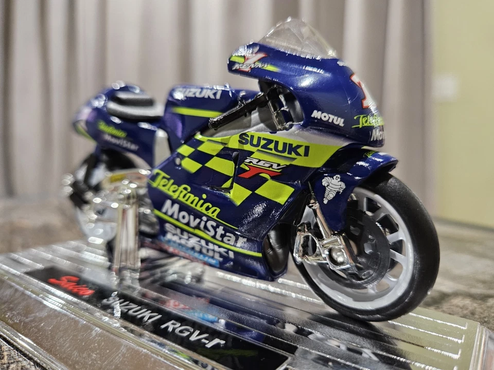 Мотоцикл Telefunica MoviStar Suzuki RGV-r Saico масштаб 1:18 - Изображение 2 из 4