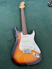 Squier Stratocaster Sunburst Alder Body Rosewood 21-Fret RH 6-String