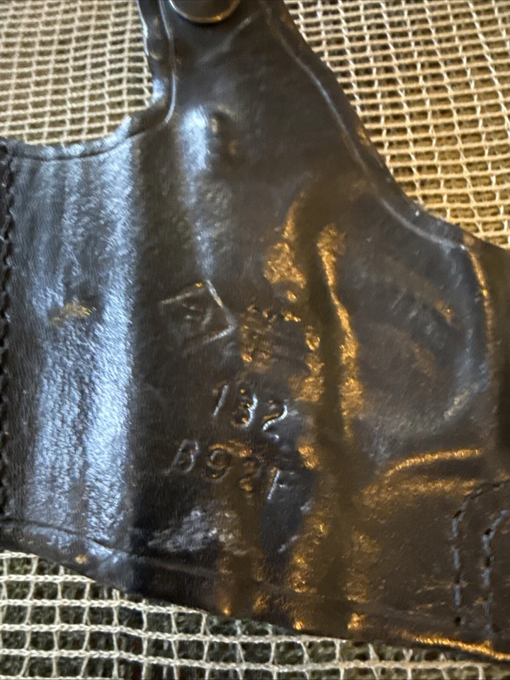 Кожаная поясная кобура AKER 132 B92F с переломом большого пальца черная - Изображение 3 из 4