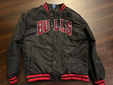 NWoT NBA Chicago Bulls Varsity Black Red Full-Snap Satin Jacket Men's Large