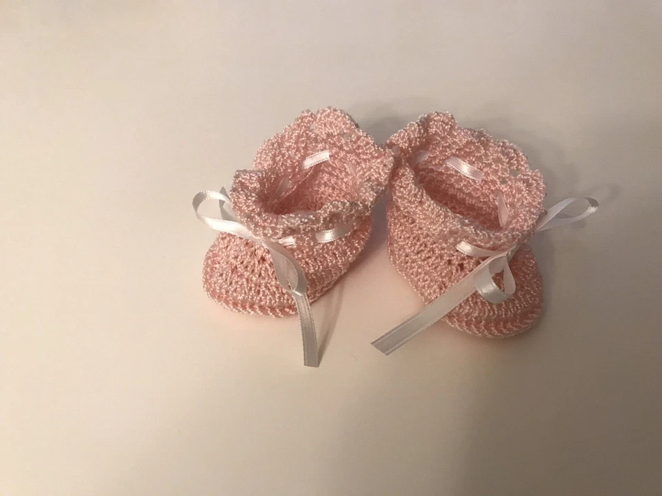 Zapatos de bebé de ganchillo botines de bebé zapatos de muñeca rosa claro concha con cinta blanca Foto 3 de 4