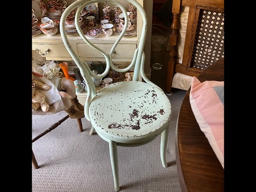 Vintage round pedestal kitchen table and 3 mixed style chairs - solid! - Picture 5 of 7