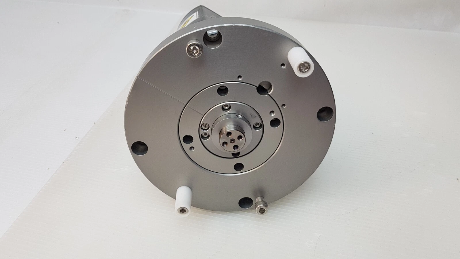 Mounting flange of the Nabtesco 3D80 unit with central hub, locating pins and white guide pins