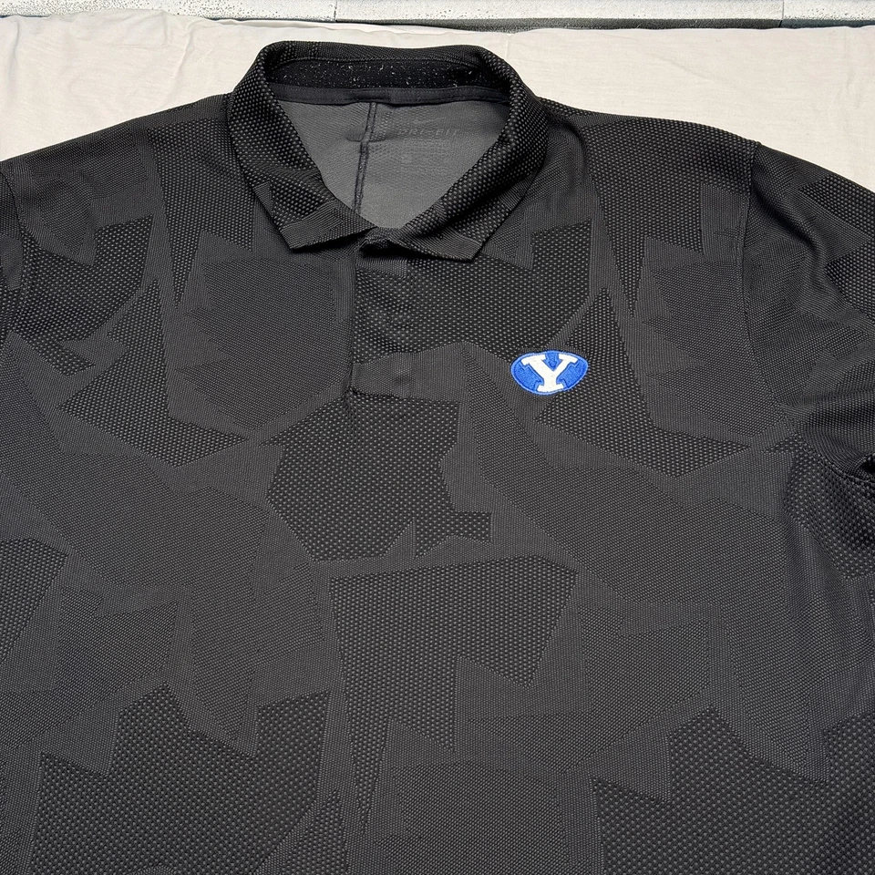 Camisa Polo BYU Cougars Para Hombres Negra NCAA Fútbol Nike Golf Rendimiento Patrón Foto 2 de 4