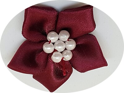 10 x weinrote Satin Fünf Punkt Blume mit perlenfarbenen Kugeln. 