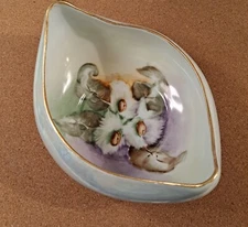 Vtg Porcelain Bowl  7x3x5 Pouring Sauce Floral Design Gold Rimmed Decor 9oz