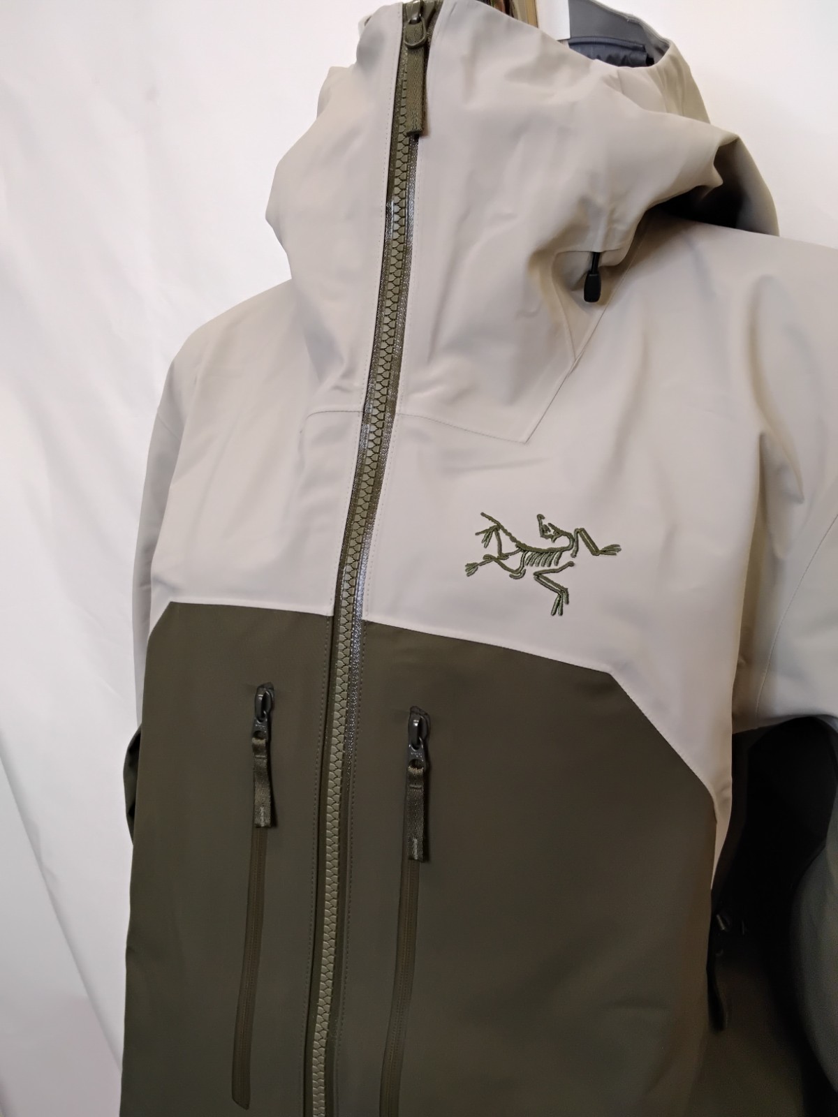 Arc'teryx Rush Gore-Tex Jacket Women's L Green/Beige (Rune/Tatsu) NWT #J5158 thumbnail 4