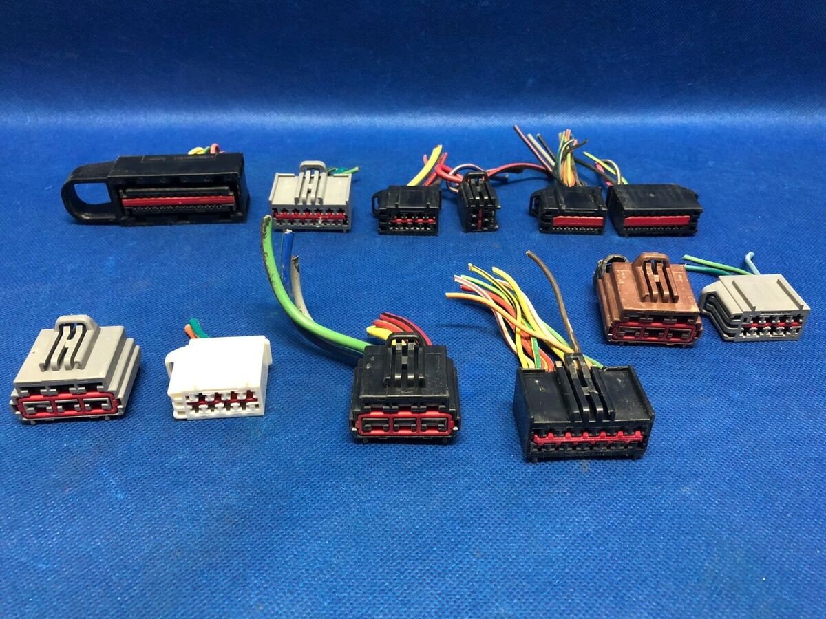 WIRING HARNESS PLUG CONNECTOR 03 04 Ford F250 F350 FUSE BOX WIRING HARNESS PLUG CONNECTOR 03 04 Ford F250 F350 FUSE BOX
