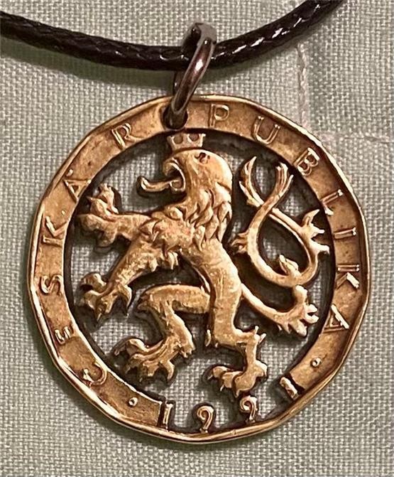 W38 ….. Czeck Republic hand cut coin on a necklace, 20 Korun 1991