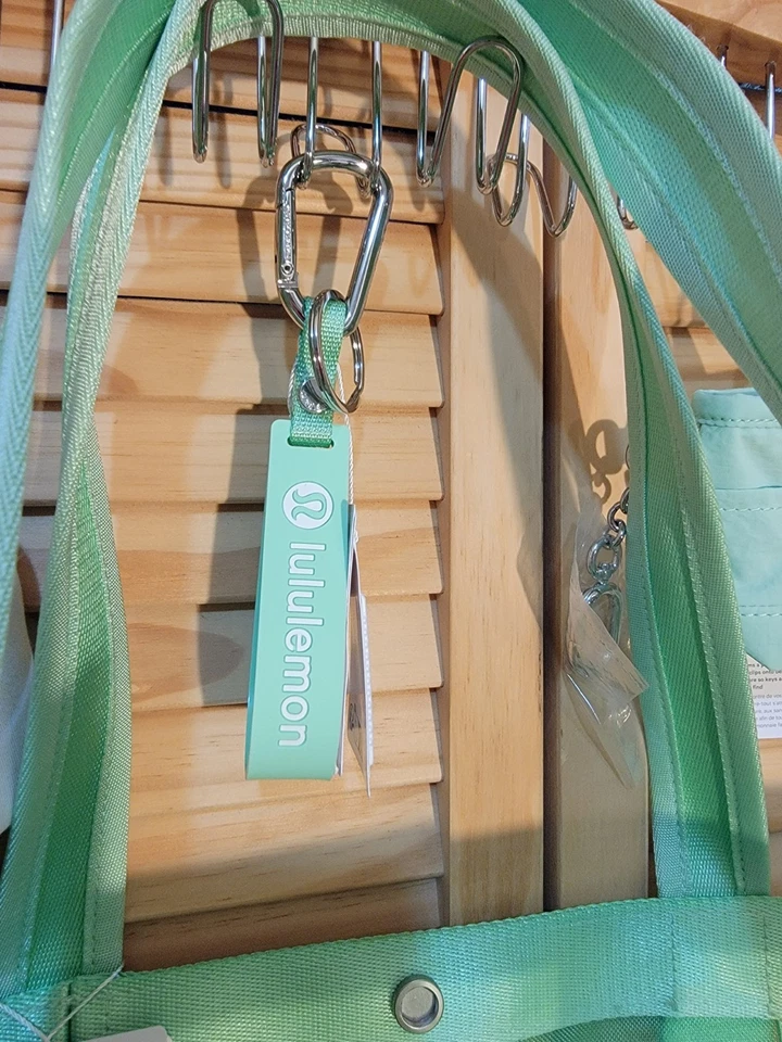 Lululemon Beach Bundle 全新带标签:网眼托特包、软糖钥匙扣、迷你托特包和帽子 — 第 3/4 张图片