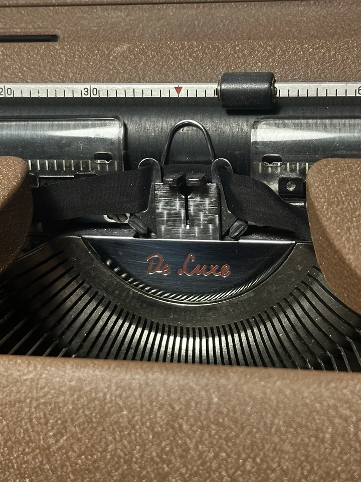 Antique 1958 Brown Olympia DeLuxe SM3 Vintage Typewriter  #1051274 - Image 4 of 4