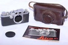 Fotocamera a telemetro pellicola 35 mm Leica IIIC War Time. Circa 1945. Custodia. Cappellino. Instr