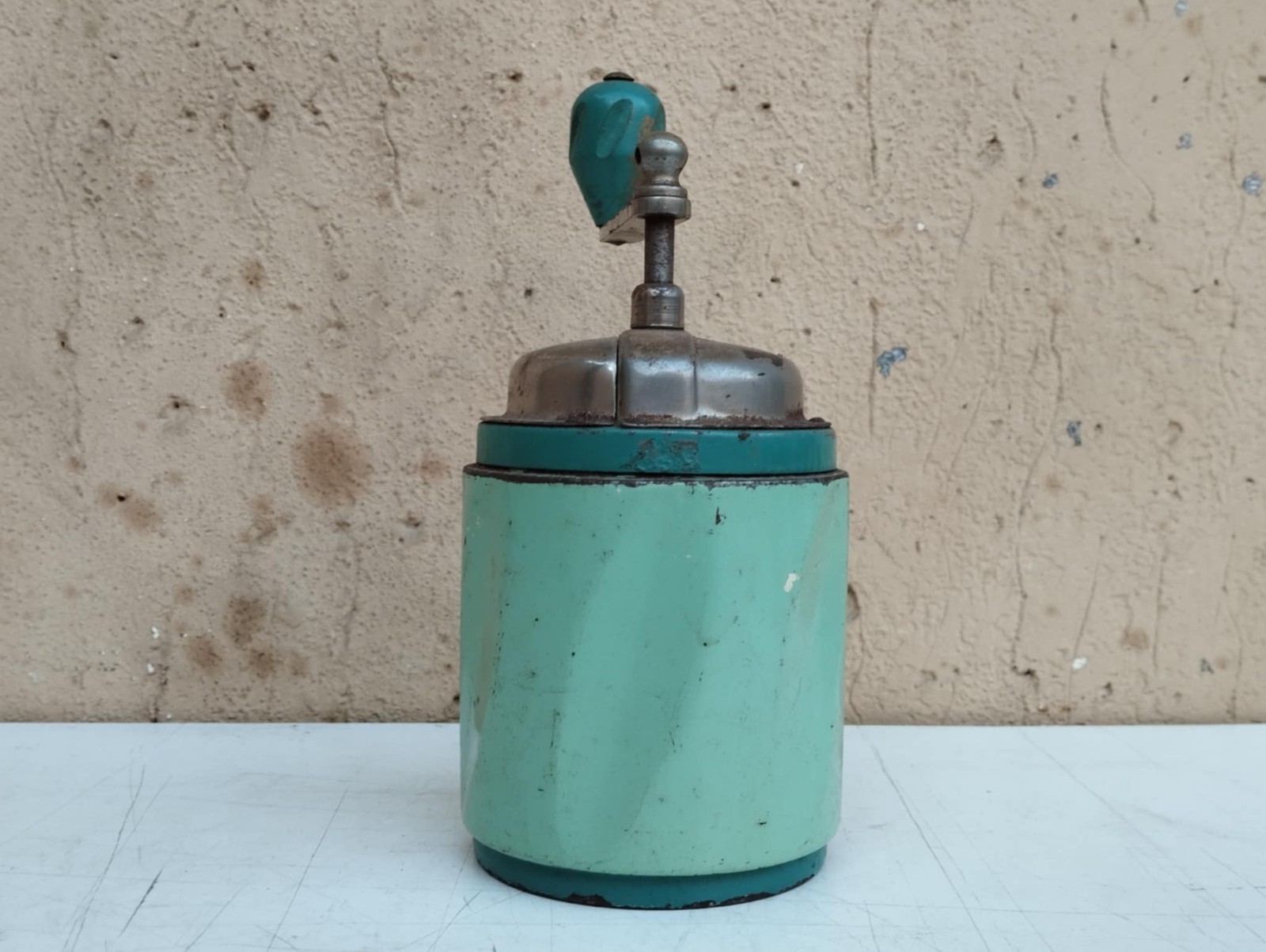 VINTAGE 1950 THREE SWORDS GREEN IRON COFFEE GRINDER Height cm.20