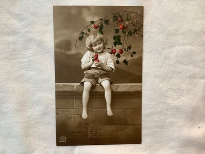 Zur Gruß zum Geburtstag saß Kind an einer Wand mit Äpfeln verschickt R & K L Postkarte