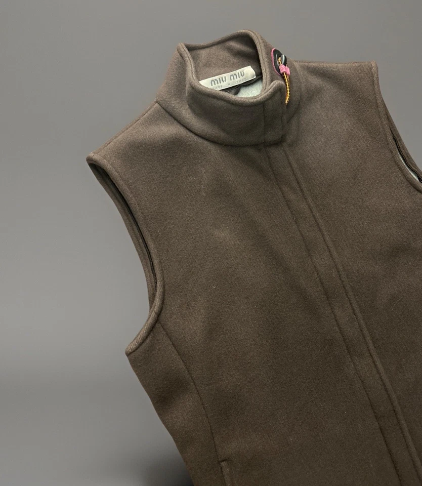 Chaleco de tela técnica verde oliva Miu Miu para mujer talla 44 hecho en Italia Foto 2 de 4