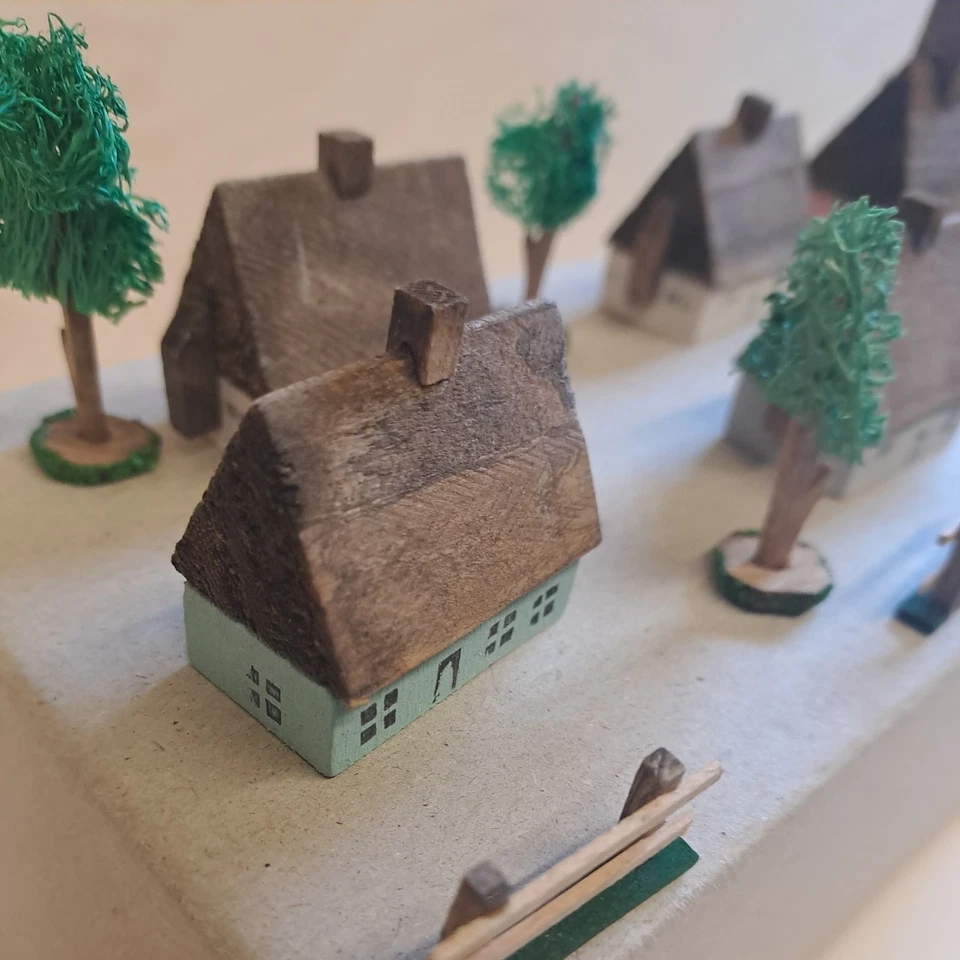 Erzgebirgisches Dorf, alte DDR Ware. Lichter Dorf . Holz Häusel , von Pflugbeil - Bild 3 von 4