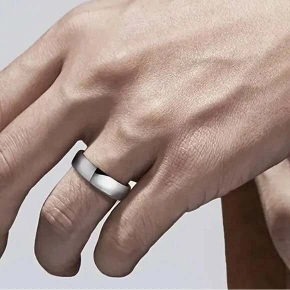 Alianza de boda para hombre de acero inoxidable de 6 mm con acabado liso Foto 2 de 4