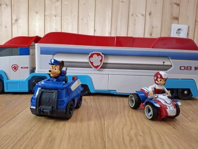 Paw Patroller mit Ryder und Chase in ihren Fahrzeugen
