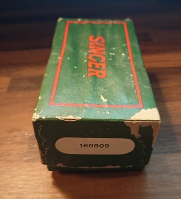 VTG Singer Sewing Machine Attachments #160809 Green Box Retro Accessories 